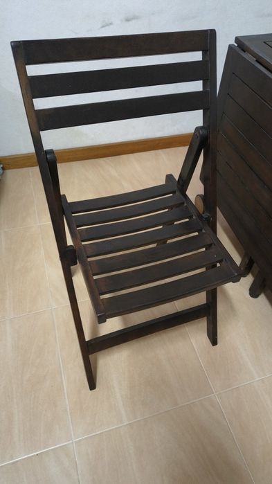 Mesa de jardim em madeira com 4 cadeiras