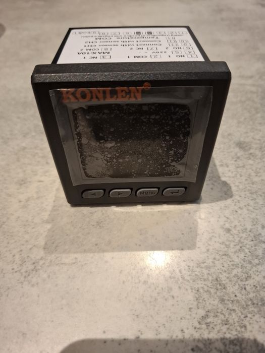 Miernik napięcia woltomierz di stacji elektrycznej