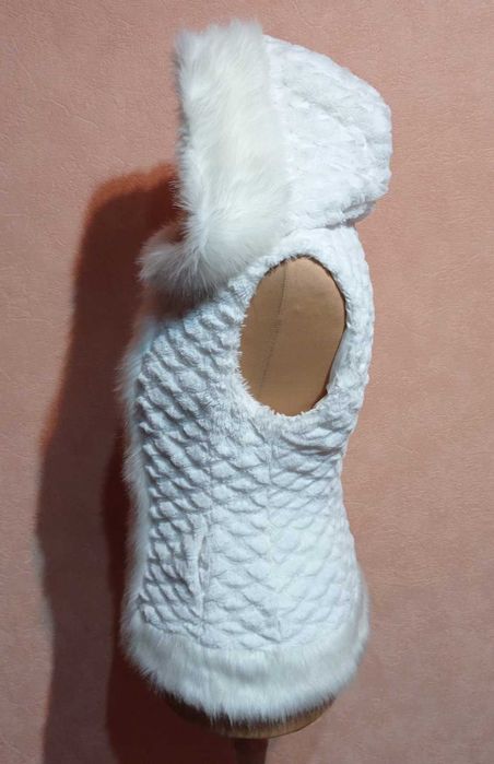 Нежный и теплый женский меховый жилет, Yira (Англия).