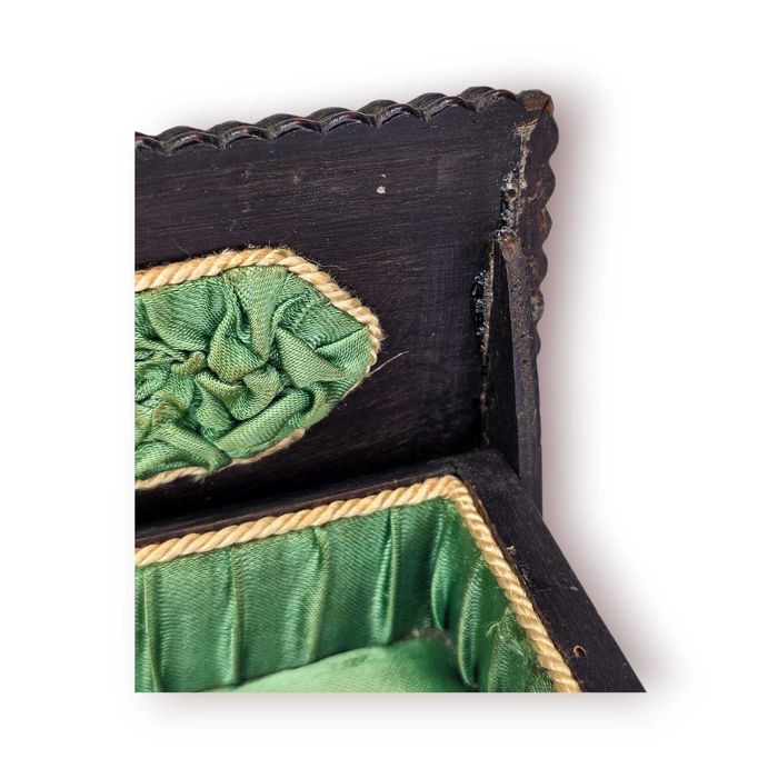 Caixa Antiga Madeira com Aplicações Prata – Interior Seda