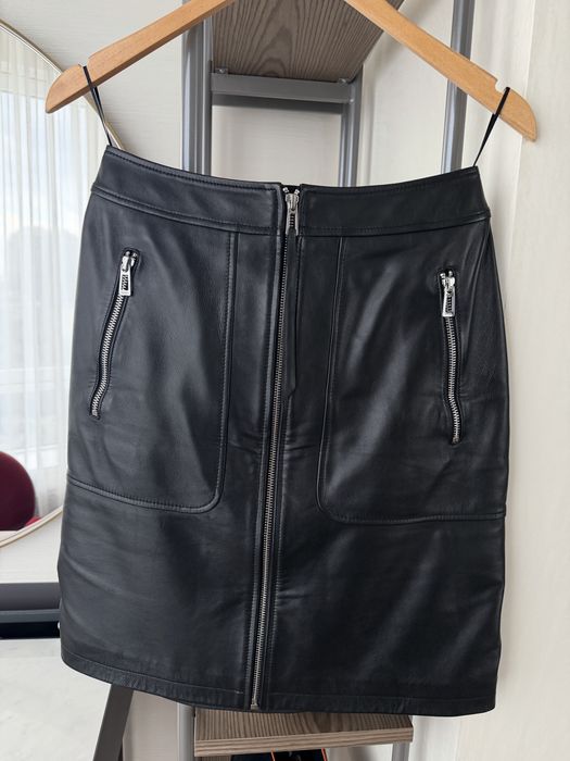 Продам кожанную юбку Hugo Boss