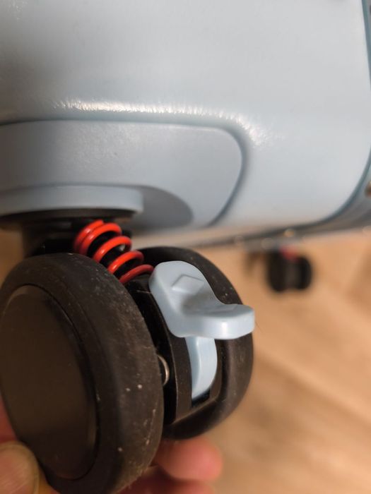 Валіза великого розміру Л з гарного пластику на подвійних колесах