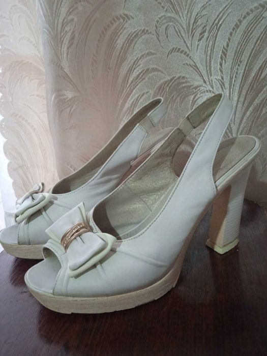 Босоніжки білі р.40, устілка 26 см. Безкоштовно