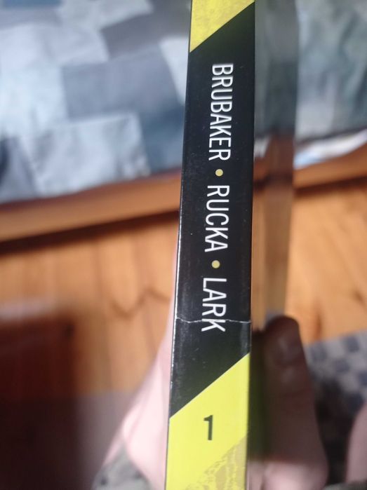 Komiks "Batman - Gotham Central: Tom Pierwszy Na Służbie" Ed Brubaker