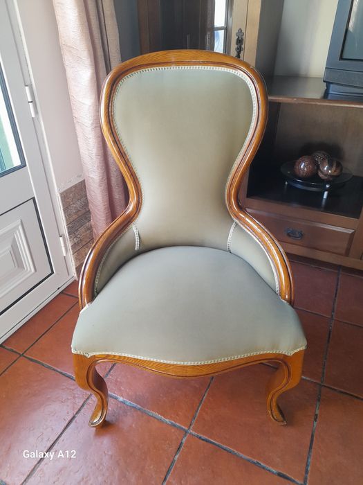 Cadeira com estrutura em madeira