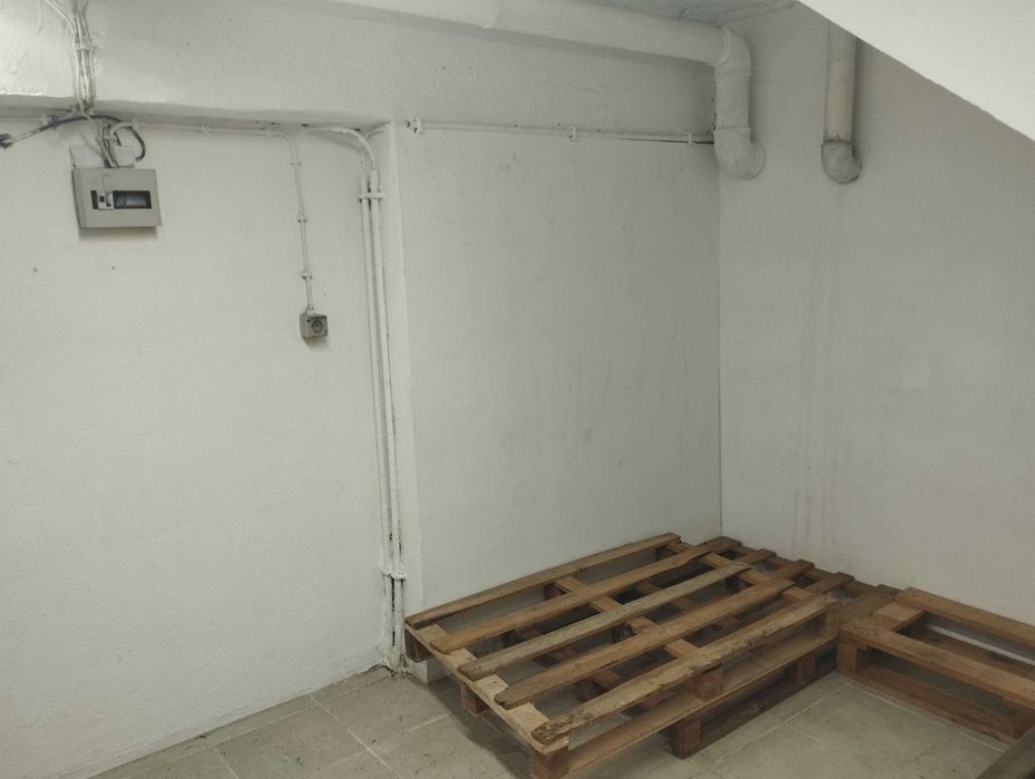 Pequeno Armazém Arrecadação no centro da Costa da Caparica