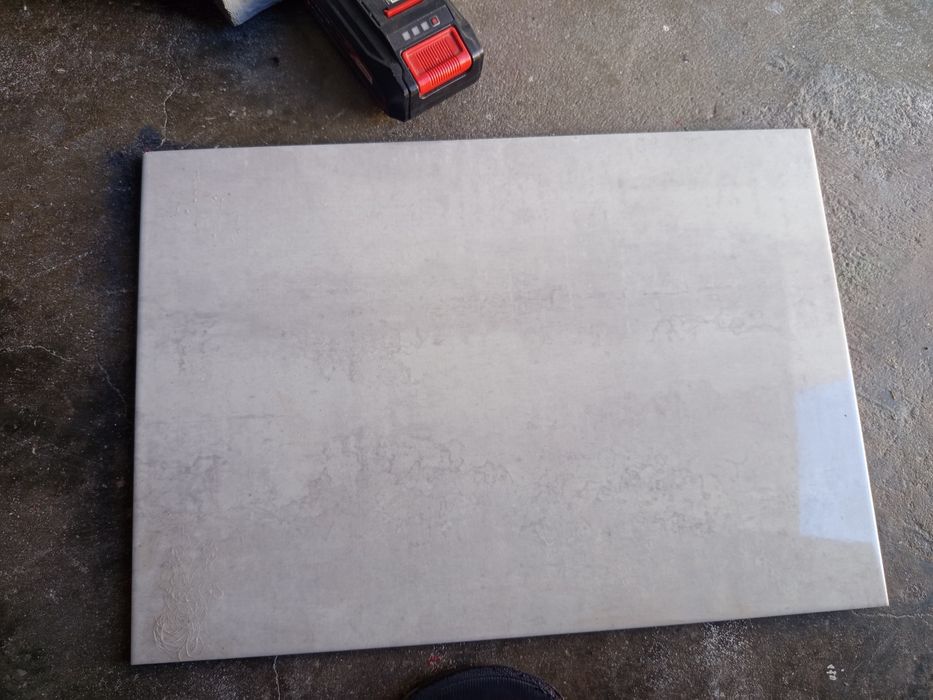 Vendo ladrilho material de primeira 9.42 metros quadrados tenho também a imitar madeira em cerâmica material de primeira tbm 7.56 metros quadrados 75€
