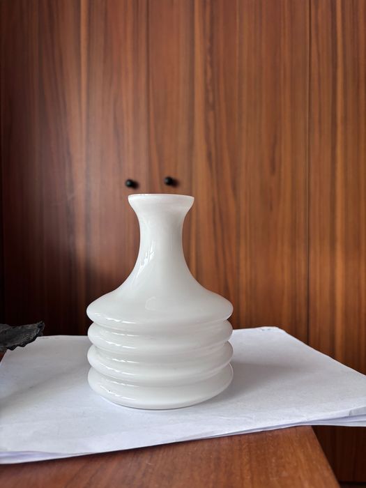 Biały wazon - kręgi retro prl