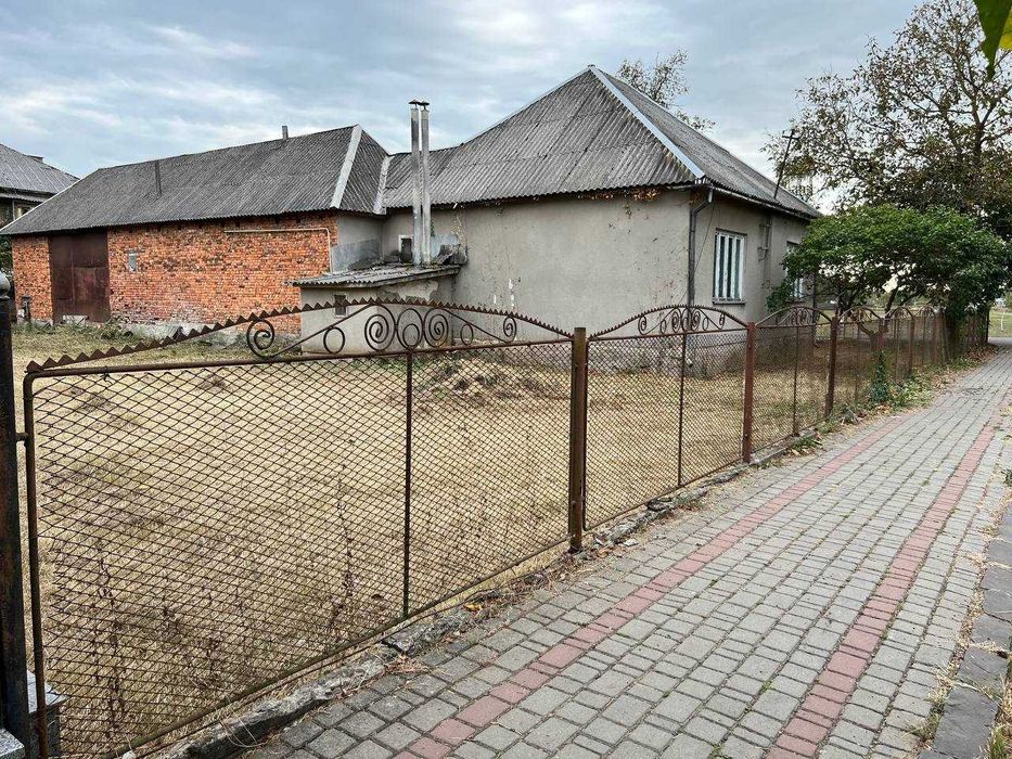 Продається будинок і земельна ділянка біля лікарні