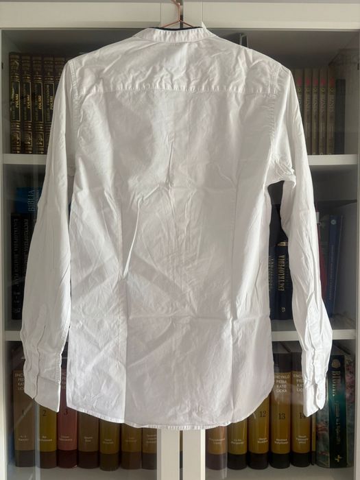 Moda męska - biała koszula ze stójką, granatowa ramówka. ONLY&SONS.