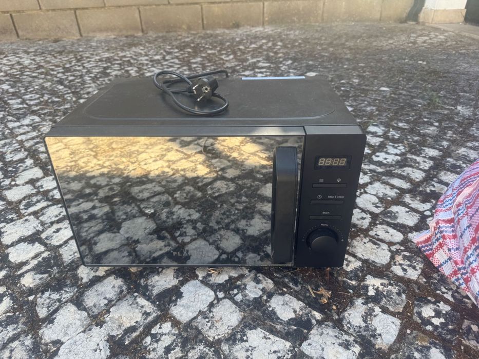 Microondas preto com espelho