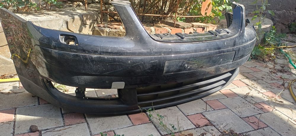 Бампер Volkswagen touran чорного цвета
