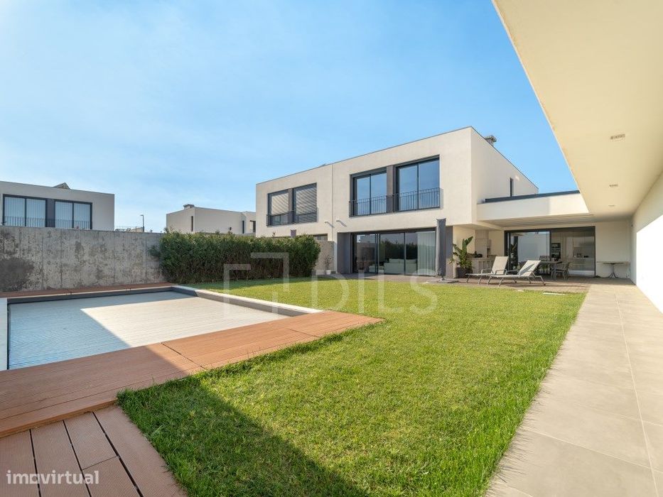 Moradia T4+1 com Piscina e Jardim, em Valadares
