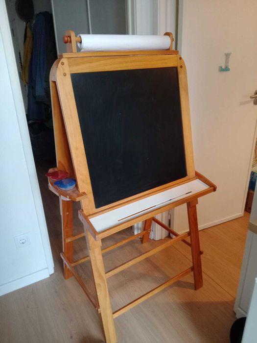 Quadro de giz e rolo papel, em madeira