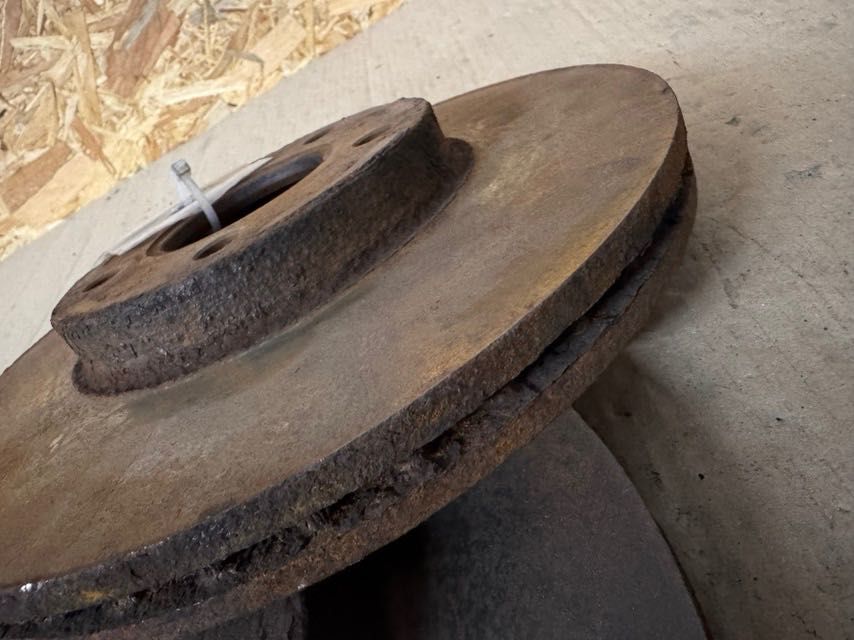 Гальмівний диск передній R15 Ford Connect 1.8 2003-2013