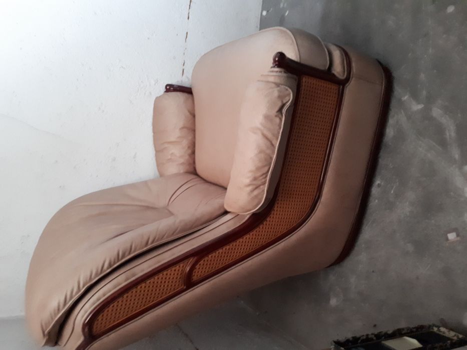 Cadeirão em pele beje