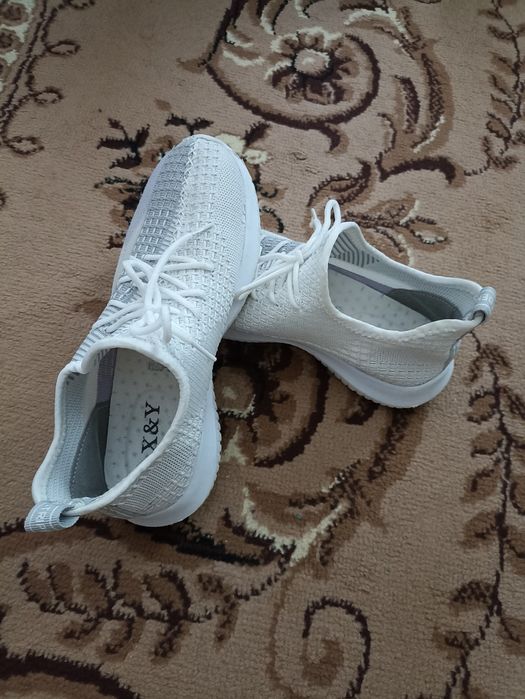 Продам белые кроссовки