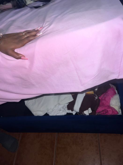 Cama individual com arrumação elevatória.
Não muito usado