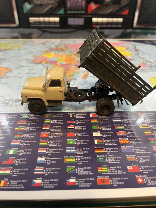 Продаю колекційну модель автомобіля газ-саз 53б .