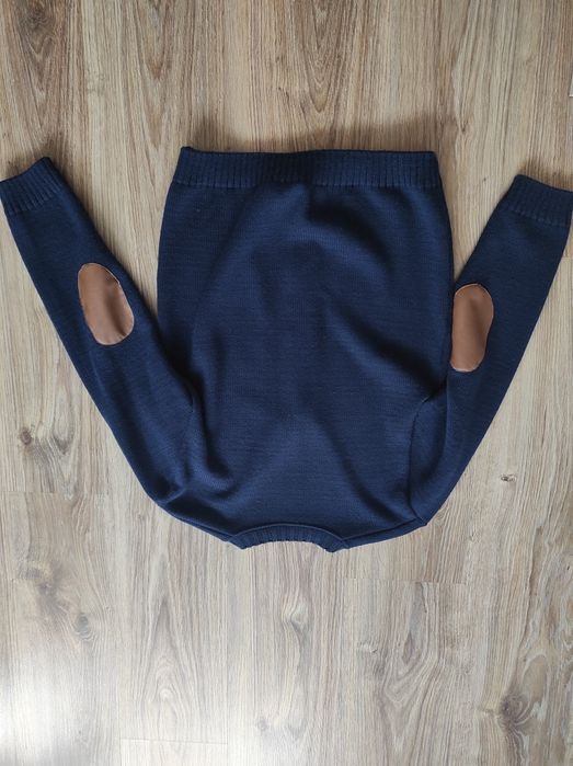 Granatowy sweter na guziki