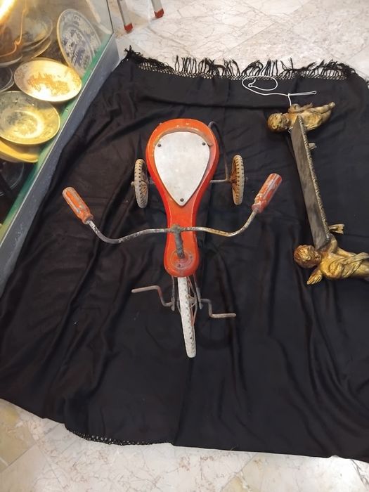 Triciclo antigo em ferro e madeira