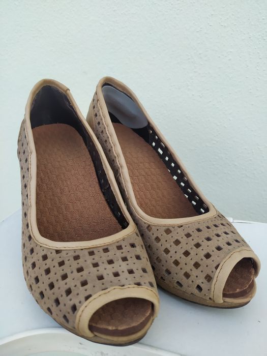 Sapatos salto alto em pele