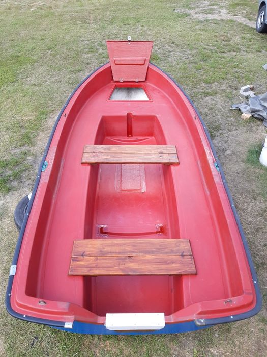 Sprzedam dużą łódkę wędkarską.