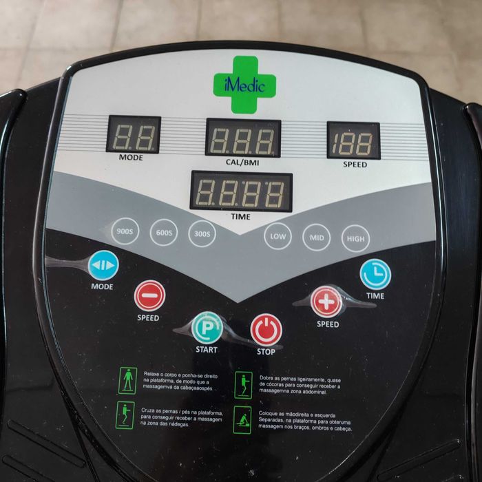 Plataforma vibratória iMedic Professional, 500 W, 180 níveis de velocidade, com elásticos para treino de braços e painel digital."
