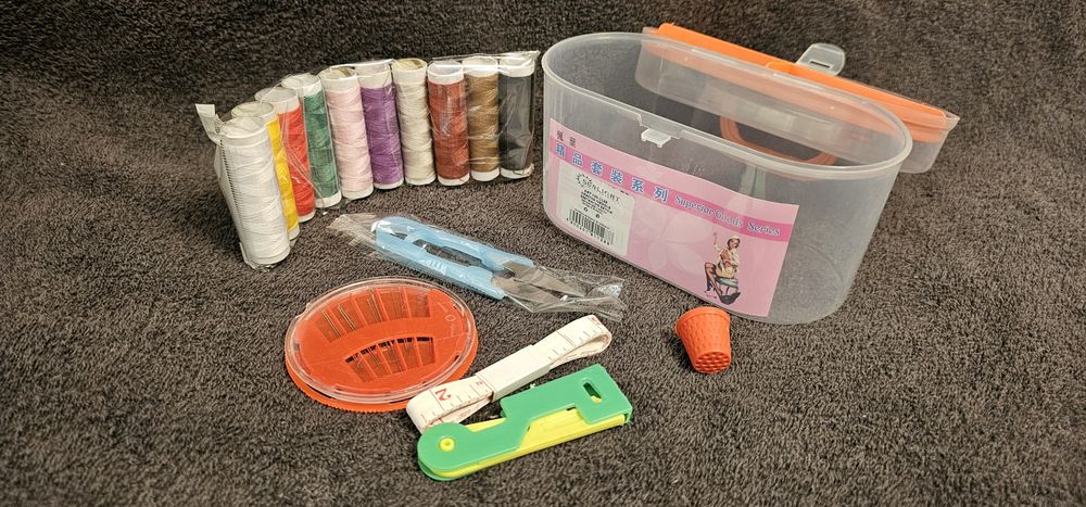 Zestaw krawiecki do szycia podróżny nici 10 szt igły nożyk nawijarka