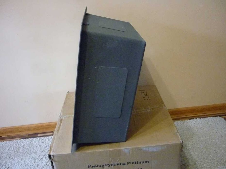 Врізна кухонна мийка зі змішувачем