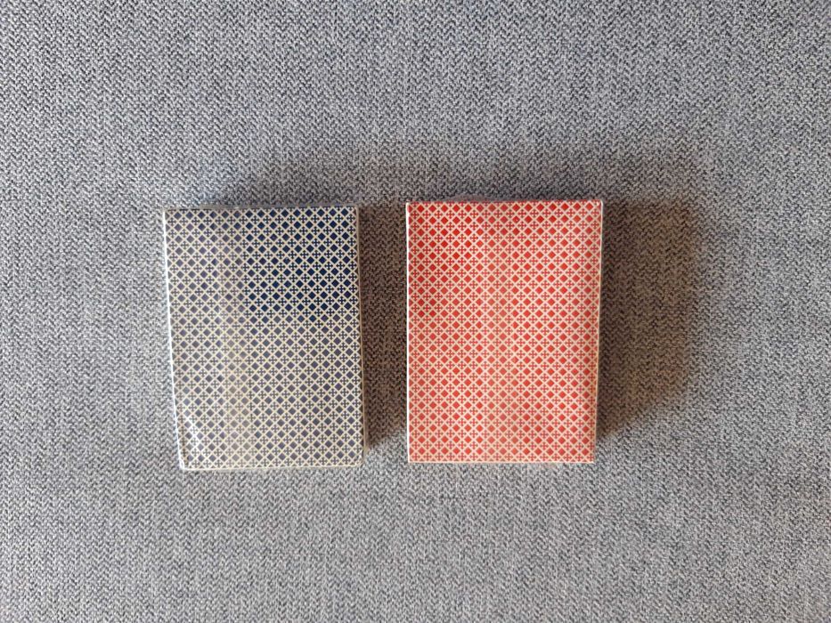 Conjunto de baralhos de cartas.