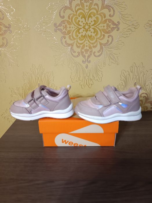 Дитячі кросівки для дівчинки