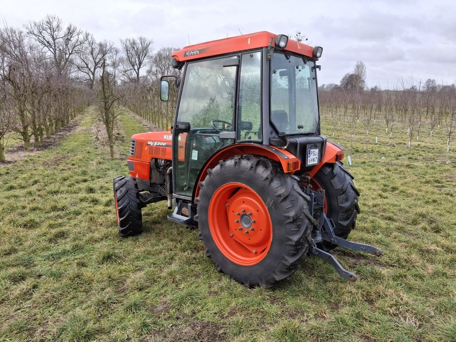 Traktor Kubota M8200 narrow  ogrodniczy ciągnik sadowniczy sadownik