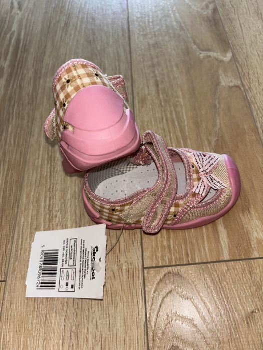 Nowe Dziewczęce kapciuszki do żłobka rozm. 19 Kapcie