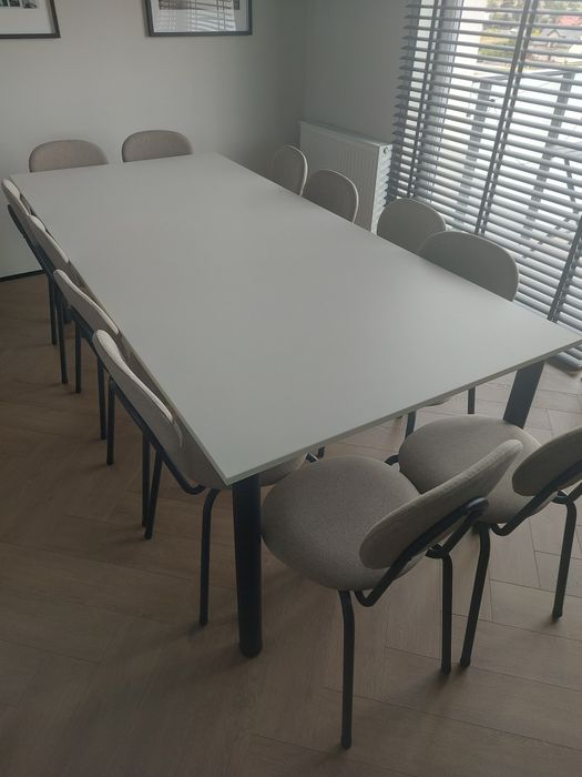 Stół z powyłamanymi nogami.