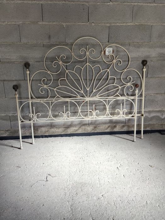 Cama antiga em ferro