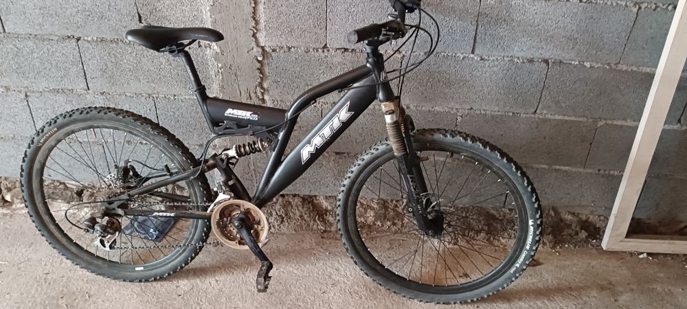 Bicicleta de montanha (BTT) preta.