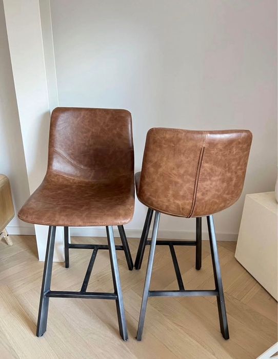 Cadeiras altas em pele da Kave Home