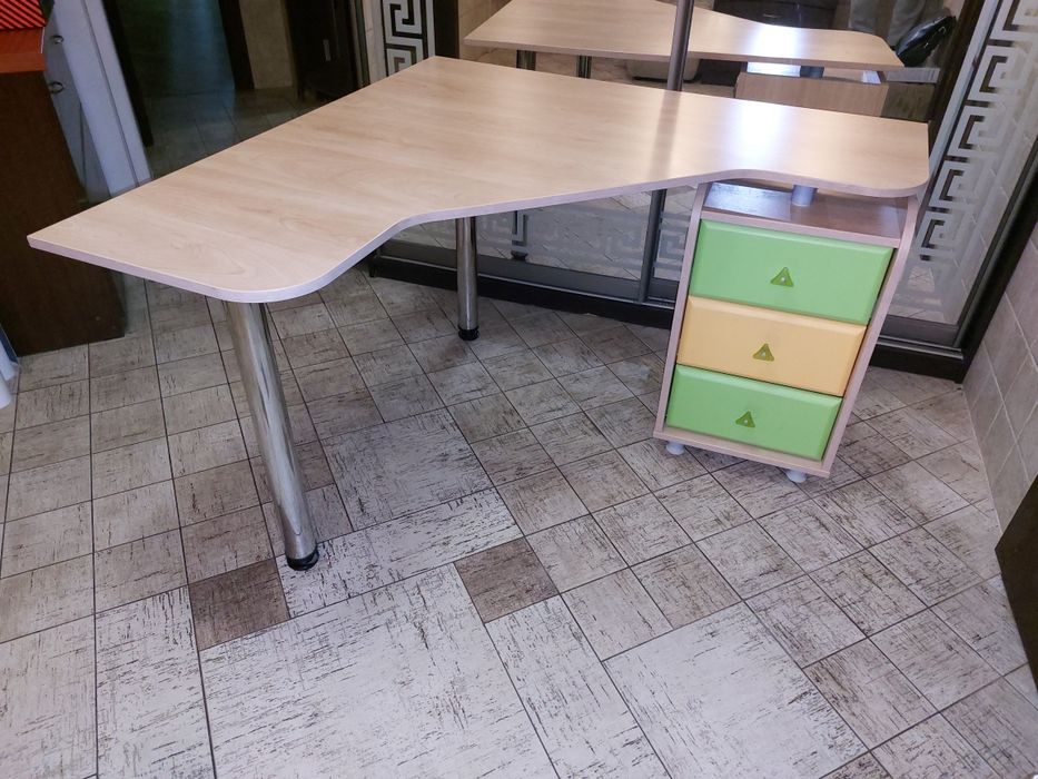 Стіл письмовий кутовий