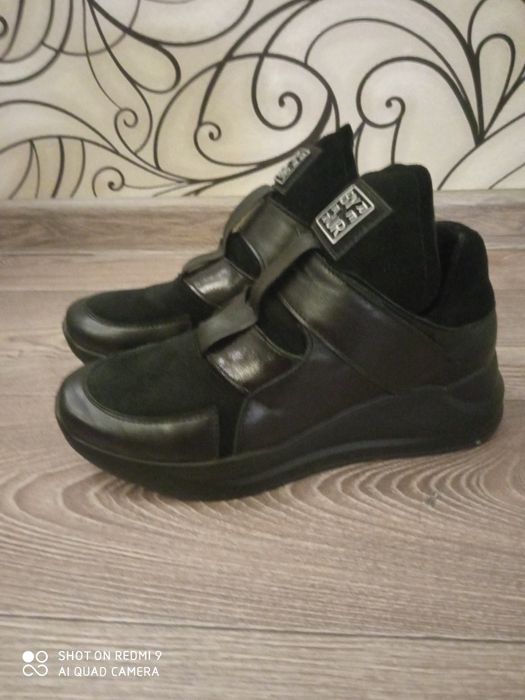 Кросівки утеплені 38 розмір