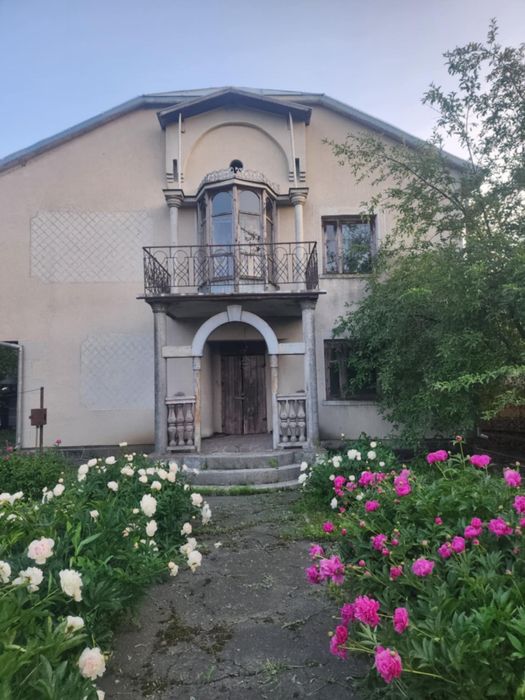 Продаж двоповерхового будинку з мансардою