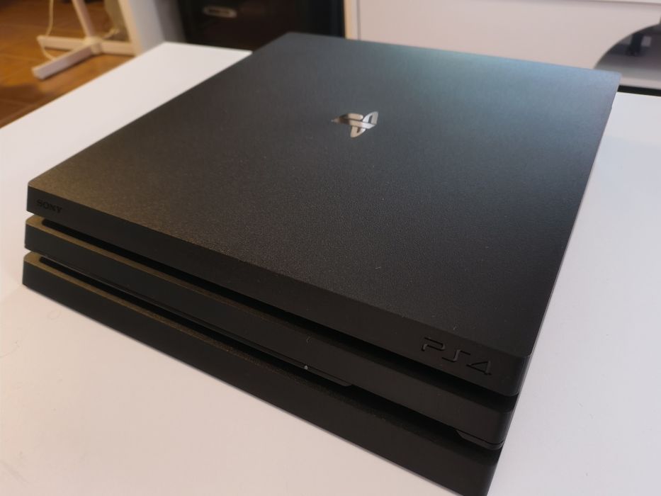 PlayStation 4 Pro 1TB em caixa