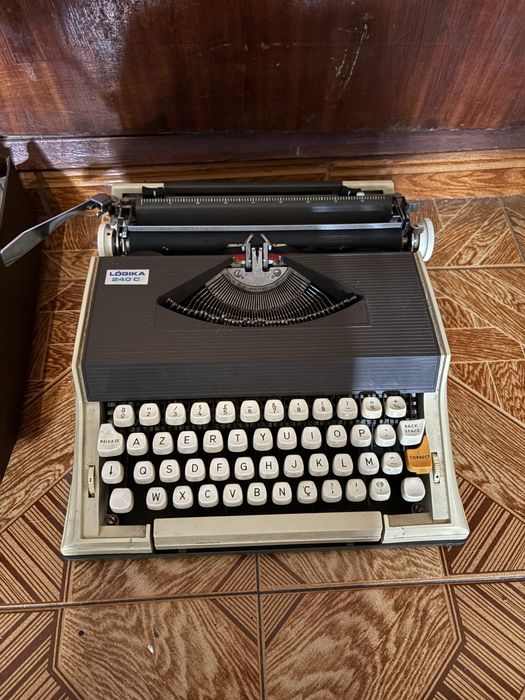 maquina de escrever Lógika 240 C