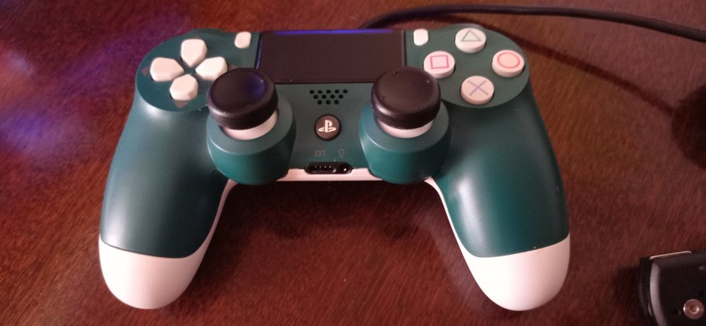 Продам PS4 в отличном состоянии.