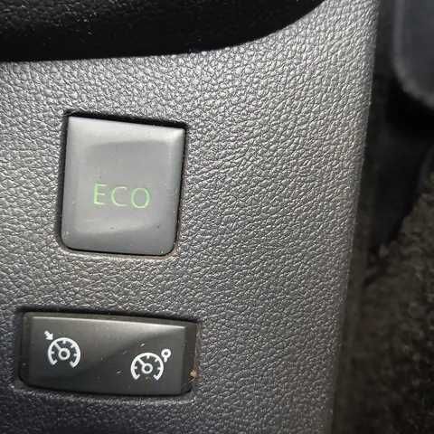 No Stand ACarvalho, apresentamos este Renault Captur 2019 com 105986 km, motor Gasolina  de 90 cv e caixa Manual de 5 velocidades.