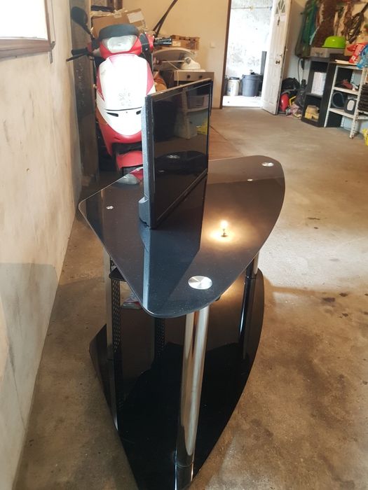 Mesa móvel em vidro para salão de televisão