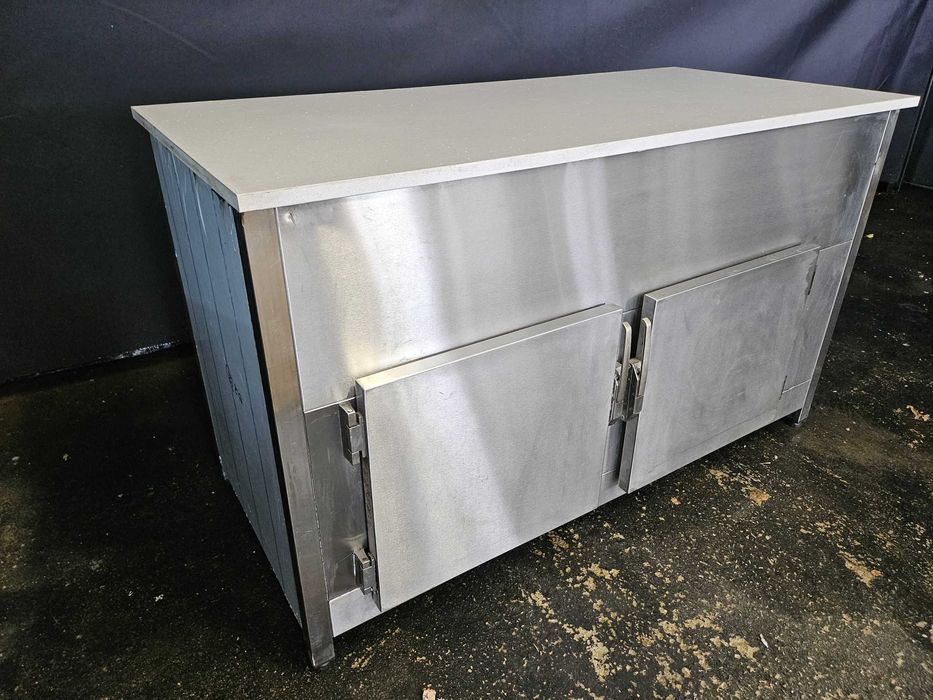 Bancada de trabalho com tampo em pedra