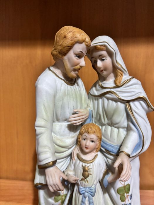 Biała figurka Świętej Rodziny