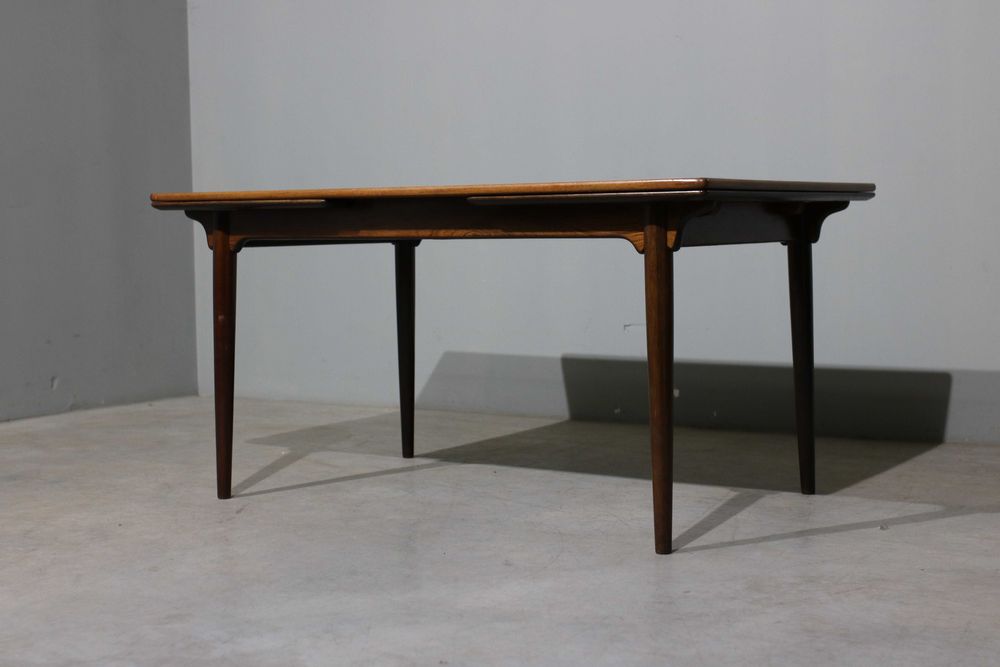 Mesa de jantar Gunni Omann modelo 54 em pau santo