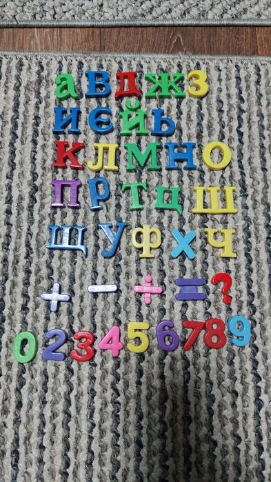 Палички для рахунку та літери на магнітах